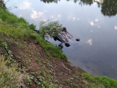 В Уфе автомобиль с людьми упал в реку с обрыва