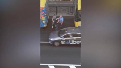 На Московском неадекватный мужчина кидался под колеса и что-то кричал - piter.tv