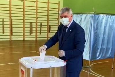 Воронежский губернатор Александр Гусев начал утро с голосования