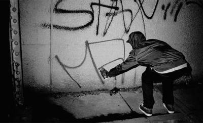 В Жлобине разыскивают «уличных художников». Милиция возбудила несколько уголовных дел за граффити на остановках, заборах и торговых павильонах — фотофакт