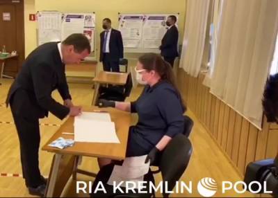 Медведев проголосовал по поправкам в Конституцию – без маски и перчаток