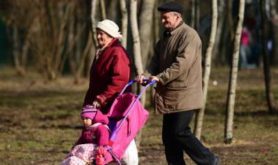 Пенсионеры набирают удельный вес. Как "стареет" Латвия