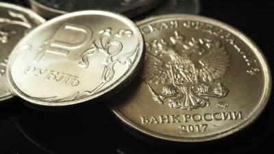 Рубль в начале торгов снижается к доллару и евро