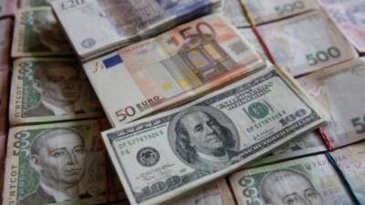 Курс валют: Нацбанк ослабил гривну после четырех дней укрепления