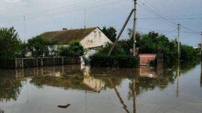 Обильные дожди вызвали подтопление домов на севере Крыма - фото