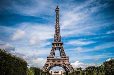 Эйфелева башня в Париже открылась после трехмесячной паузы