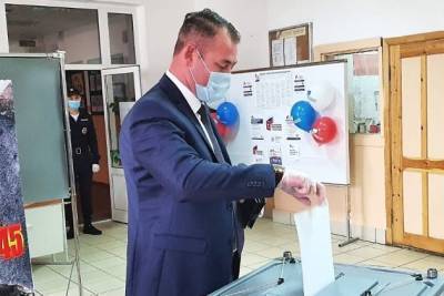 Александр Сапожников проголосовал в первый день общероссийского голосования