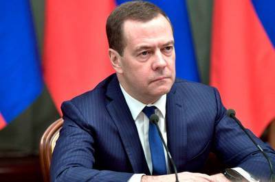 Медведев нарушил масочный режим при голосовании по Конституции