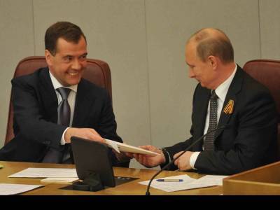 Медведев проголосовал за поправки, чтобы усилить в России демократию