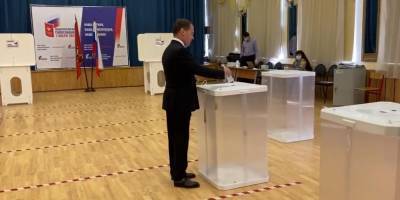 Медведев принял участие в голосовании по поправкам к Конституции