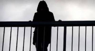 В Душанбе женщина решила спрыгнуть с моста. Спасатели отговорили