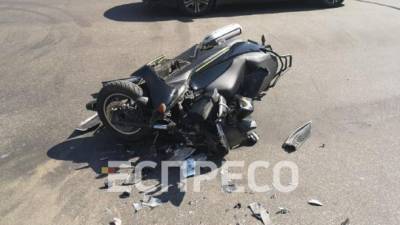 В Киеве мотоциклист врезался в легковушку, один человек госпитализирован