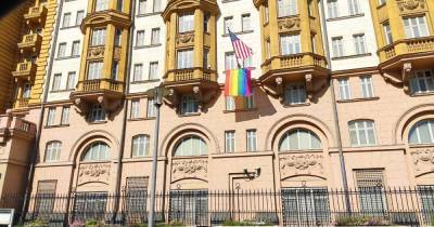 На здании посольства США в Москве появился ЛГБТ-флаг