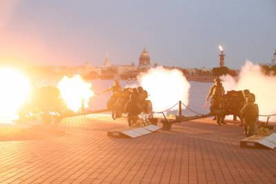 Празднование 75-летия Победы в Петербурге завершилось выстрелами из пушек