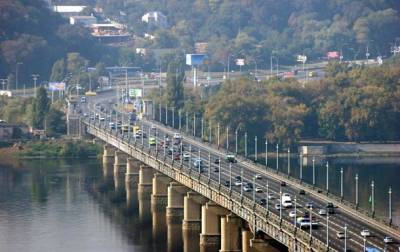 В Киеве на мосту Патона на видео сняли "водопад"
