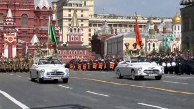 Военные Туркменистана провезли по Красной площади знамя, под которым воевал дед президента (видео)