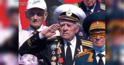 Воскрес? На параде в России заметили ветерана с редким орденом "Победа"