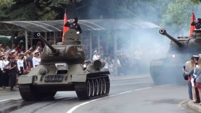 Парад оккупантов едва не обернулся трагедией в Севастополе, видео ЧП: "танк потерял управление и..."