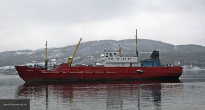 Спасатели пытаются снять российский траулер с мели у берегов Норвегии