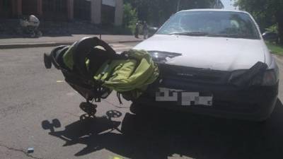 В Железногорске Красноярского края водитель сбил женщину с коляской и двумя детьми
