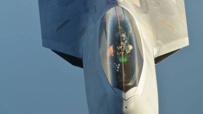 США готовы отправлять в бой учебные самолеты F-22