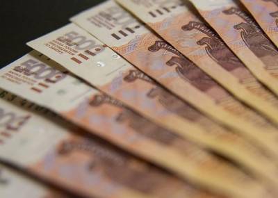 Рубль подешевел по отношению к доллару на открытии торгов Московской биржи