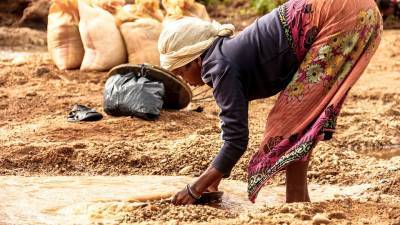 В Африке нарушившая карантин женщина погибла под тоннами песка