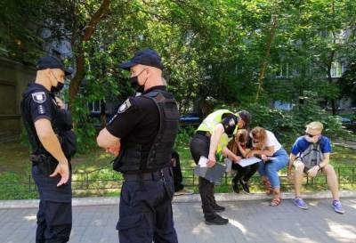 Полиция устроила разборки с киевлянами из-за критики Зеленского, видео: "Стойте на месте"