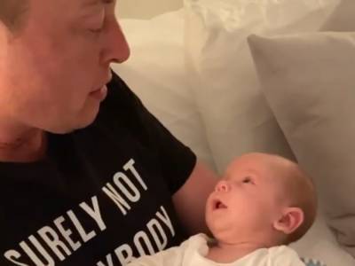 «Это твой папа говорит»: Илон Маск трогательно общался с новорожденным сыном