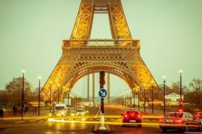 В Париже снова открыли Эйфелеву башню для туристов