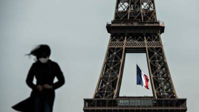 Эйфелева башня в Париже вновь открылась для посетителей