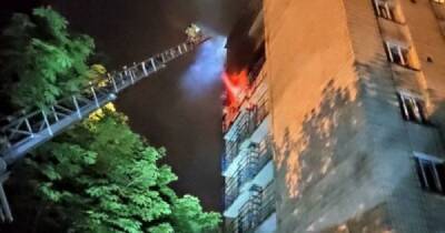 В Киеве горело студенческое общежитие: пожарным пришлось в дыму разыскивать девушку