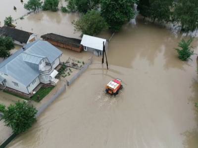 Из-за наводнения поселок в Ивано-Франковской области отрезан от мира