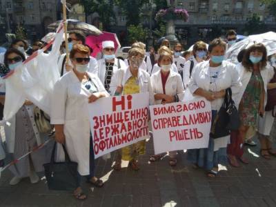 «Медреформа – это погибель»: Киевские медики пикетировали КГГА