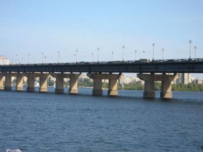 Под мостом Патона в Киеве забил «горячий ручей»