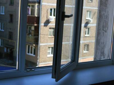 Четырёхлетняя девочка выпала из окна в Челябинской области