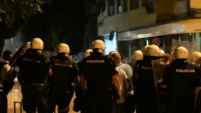 Слезоточивый газ и раненые полицейские: Черногорией прокатилась волна протестов