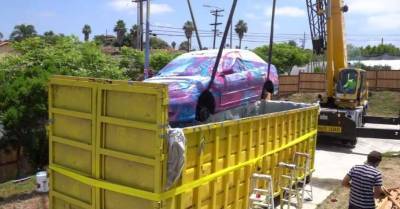 Видео: блогер покрасил Honda Civic, опустив его целиком в гигантский контейнер с водой