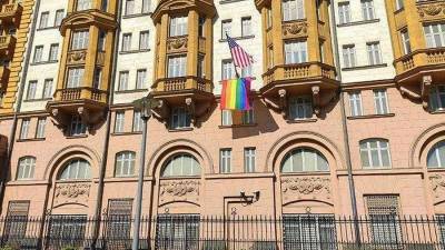 В Кремле прокомментировали флаг ЛГБТ на здании посольства США в Москве