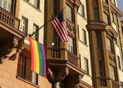 Посольство США в Москве вывесило флаг ЛГБТИ. В Кремле уже отреагировали