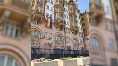 Посольство США в Москве вывесило ЛГБТ-флаг