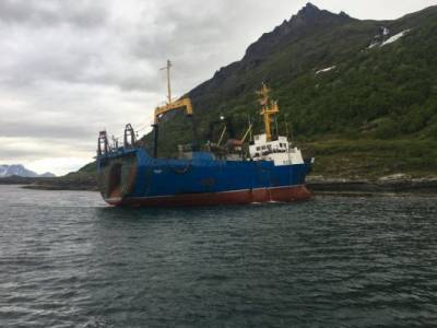 Российский рыболовецкий траулер «Кокшайск» сел на мель у берегов Норвегии