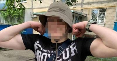Бросался с ножом на людей: в Киеве на Оболони 18-летний парень нанес незнакомцу ножевые ранения