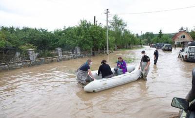 Жуткое наводнение в Украине: погибли три человека, затоплено около 10 тысяч домов, разрушено 64 моста