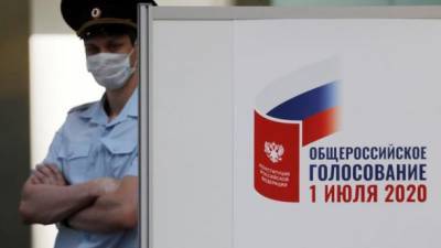 В России журналист "Дождя" проголосовал за "путинскую" Конституцию дважды: на участке и онлайн