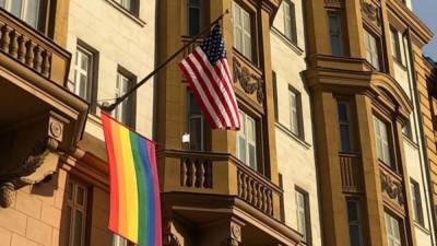 Посольство США в Москве вывесило на фасаде здания радужный флаг