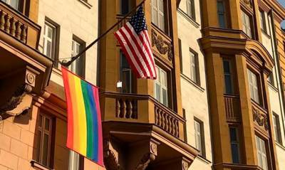 На здании посольства США в Москве вывесили флаг ЛГБТ-движения. В Кремле акцию дипломатов не оценили