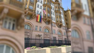 Песков: Вешать флаги ЛГБТ-сообщества в России не разрешено никому, даже США
