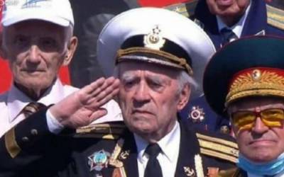 На параде Путина засветился "самый дорогой" ветеран в мире, фото: на уровне Сталина и Брежнева