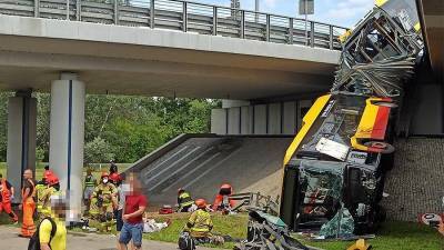 Два человека погибли после падения автобуса с виадука в Варшаве